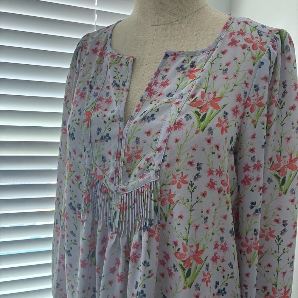 Gap Women's Floral Lavender Pintuck Split-Neck Blouse - Picture 2 of 10